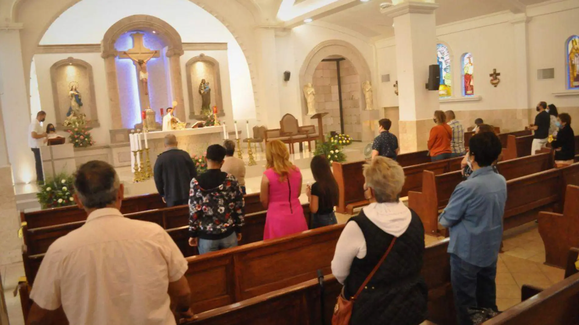 En las misas de este domingo se invitó a los católicos a orar por el eterno descanso de las personas que murieron en el incendio del “Beer House”